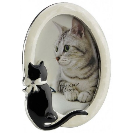 Oval picture frame with cat